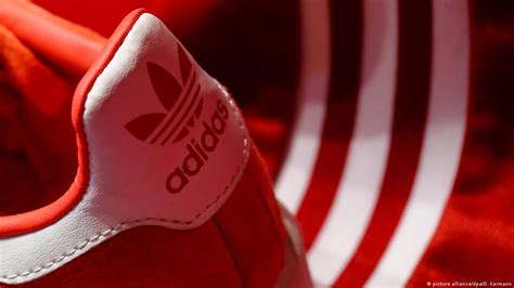 cuantos empleados tiene adidas